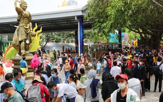 Hàng ngàn người "đội" nắng nóng đổ về Suối Tiên trong ngày Giỗ tổ Hùng Vương