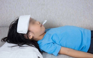 Bé 4 tuổi sốt cao suýt tử vong vì bố mẹ lấy cồn lau người
