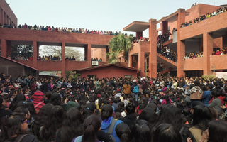 Ấn Độ: Nhiều gã đàn ông trèo tường vào trường học để tấn công tình dục sinh viên nữ