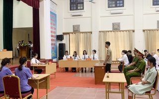 Sinh viên Học viện Phụ nữ Việt Nam học nghề qua Phiên tòa giả định 