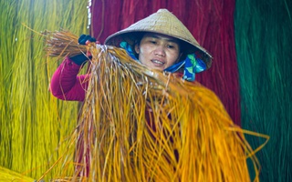 Hơn 100 năm giữ nghề dệt chiếu cói Phú Tân 