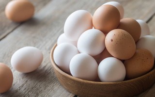 Trứng gà vỏ nâu hay vỏ trắng bổ dưỡng hơn? 