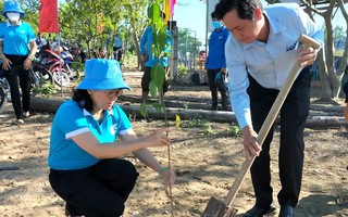 Phụ nữ Đồng Tháp trồng cây xanh mừng sinh nhật Bác, góp phần xây dựng nông thôn mới