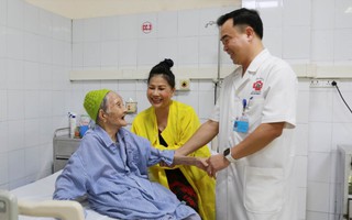 Thay khớp háng nhân tạo cho cụ bà 107 tuổi ở bệnh viện tuyến tỉnh
