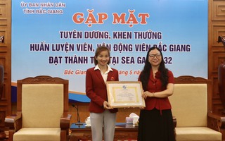 Hội LHPN tỉnh Bắc Giang khen thưởng nữ vận động viên điền kinh Nguyễn Thị Oanh