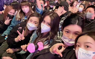 Angelababy khoe nhan sắc bất chấp cam thường khi đi xem concert BLACKPINK