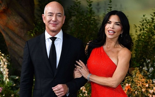 Tỷ phú Jeff Bezos đính hôn với bạn gái: Bữa tiệc diễn ra trên du thuyền 500 triệu USD