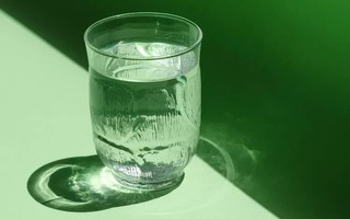 "Thủ phạm" khiến bạn uống nước đầy đủ nhưng cơ thể vẫn mất nước trong mùa hè