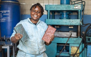 Bỏ việc văn phòng khởi nghiệp từ rác, cô gái châu Phi tái chế hàng tấn rác nhựa thành loại gạch bền và rẻ 