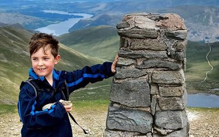 Cậu bé 8 tuổi chinh phục hơn 200 ngọn núi
