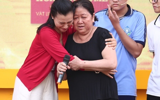 Á hậu Hoàng Oanh bật khóc: "Cảm ơn cuộc đời cho tôi còn có mẹ"