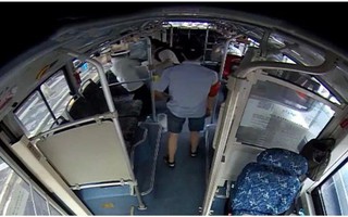 Người đàn ông trung niên có "hành vi lạ" trên xe buýt, phản ứng của nữ sinh 16 tuổi được khen ngợi