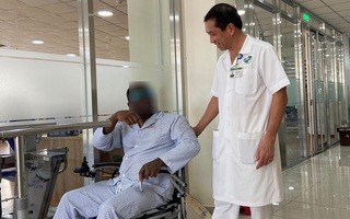 Bệnh nhân nước ngoài đi lại được sau nhiều năm bị liệt 2 chân do tai nạn giao thông