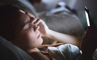 8 thói quen nếu làm trước khi ngủ và sau khi ngủ dậy sẽ khiến giảm tuổi thọ 