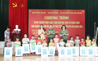 Phụ nữ Công an nhân dân tặng quà cho trẻ em nghèo biên giới Lạng Sơn 