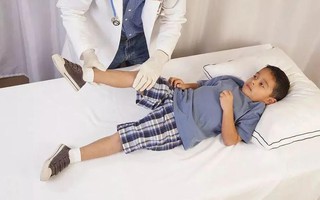 Trẻ đau chân có phải xương đang dài ra, cha mẹ cần biết những điều này khi chăm con