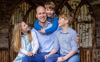 Thân vương William đăng ảnh hạnh phúc bên 3 con mừng Ngày của cha