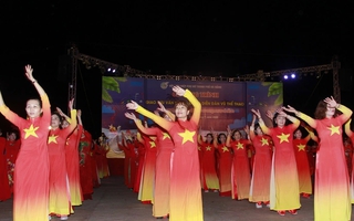 Phụ nữ Đà Nẵng: Tạo dấu ấn từ hoạt động dân vũ bên bờ sông Hàn