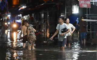Mưa lớn khiến nhiều tuyến đường Hà Nội ngập nặng, người dân chật vật di chuyển