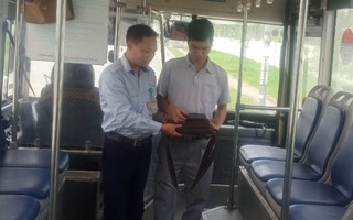 Tài xế xe buýt Hà Nội trả lại tài sản cho hành khách bỏ quên