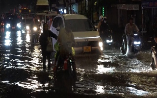 TPHCM bất ngờ mưa to trong đêm, nhiều tuyến đường ngập nặng