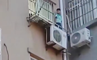 Trung Quốc: Cậu bé nhảy từ tầng 5 xuống vì bị bố mẹ cầm sào đuổi đánh