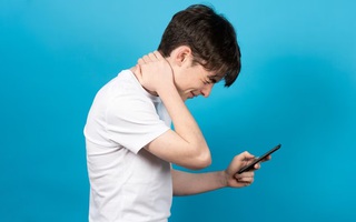 "Text Neck" - hội chứng thời hiện đại và cách phòng ngừa