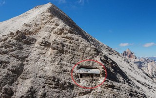 Ngôi nhà "cô đơn nhất thế giới" nằm lưng chừng giữa vách núi đá