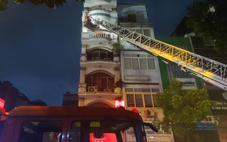 Cháy nhà hàng 7 tầng ở trung tâm TP.HCM, dùng xe thang tìm kiếm người mắc kẹt 
