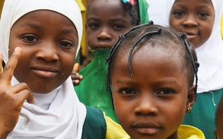Châu Phi: Mối liên hệ giữa khoảng cách giáo dục và các nhóm tôn giáo