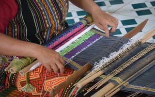 Phụ nữ dân tộc Mạ đau đáu với nỗi lo nghề dệt thổ cẩm truyền thống đang dần mai một