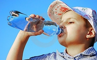 Bé trai 10 tuổi suýt tử vong vì 1 sai lầm khi uống nước 