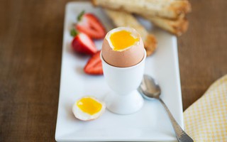 Thao tác xử lý trứng gà dễ dẫn bệnh ung thư vào người