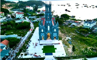Nhà thờ trên đảo Thanh Lân - điểm đến bình an của người dân và du khách