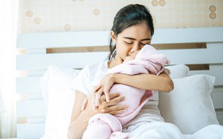 Ở cữ sau sinh vào mùa hè: Nên - không nên làm gì để bảo vệ sức khỏe mẹ và bé?
