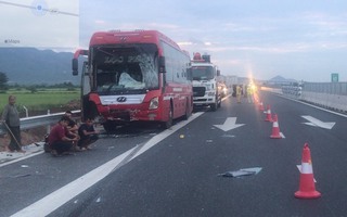 Xe giường nằm tông xe 16 chỗ trên cao tốc Vĩnh Hảo - Phan Thiết, nhiều người bị thương 