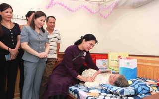 Chủ tịch Hội LHPN Việt Nam thăm, tặng quà người có công với Cách mạng tại Yên Bái