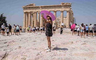 Ác mộng ngày hè tại Hy Lạp: Hàng nghìn người nằm vạ vật khắp nơi, chờ được giải cứu khỏi thảm họa