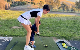 Phạm Hương tập đánh golf cho quý tử 2 tuổi 