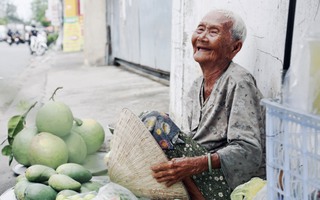 Cụ bà 92 tuổi đội nắng bán trái cây và cái kết ấm lòng của người dân Sài Gòn