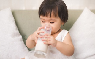 Uống nhiều sữa bò có bị dậy thì sớm không, trẻ nên uống sữa hạt hay sữa tươi mới tốt?