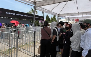 Hàng ngàn người xếp hàng dài trong cái nóng gần 40 độ của Hà Nội để đổi vòng tay show BlackPink