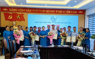 Hội LHPN đầu tiên của tỉnh Điện Biên công nhận hội viên danh dự 