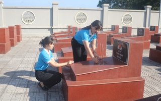 Hội LHPN tỉnh Bắc Giang phối hợp với Trung đoàn 36, Sư đoàn 308 viếng Nghĩa trang liệt sĩ