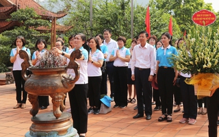 Hội LHPN Việt Nam dâng hương tại Nhà tưởng niệm Bác Hồ và Di tích Đoàn phụ nữ cứu quốc