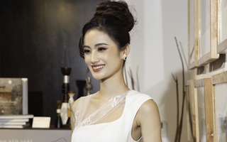 Hoa hậu Huỳnh Trần Ý Nhi xuất hiện rạng rỡ tại triển lãm tranh