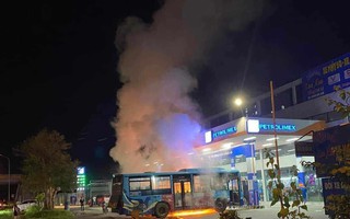 Hà Nội: Xe buýt bốc cháy ngùn ngụt bên trong cây xăng