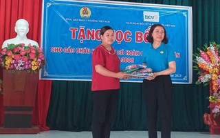 Tặng áo dài và trao học bổng cho phụ nữ, trẻ em vùng cao tỉnh Hà Giang