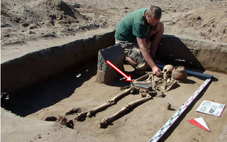 Khai quật mộ cổ gần 2.200 năm tuổi, chuyên gia bất ngờ tìm thấy "điện thoại iPhone"