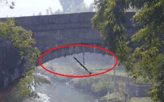 Thanh kiếm treo dưới cây cầu cổ, vì sao hơn 170 năm không ai dám lấy cắp?